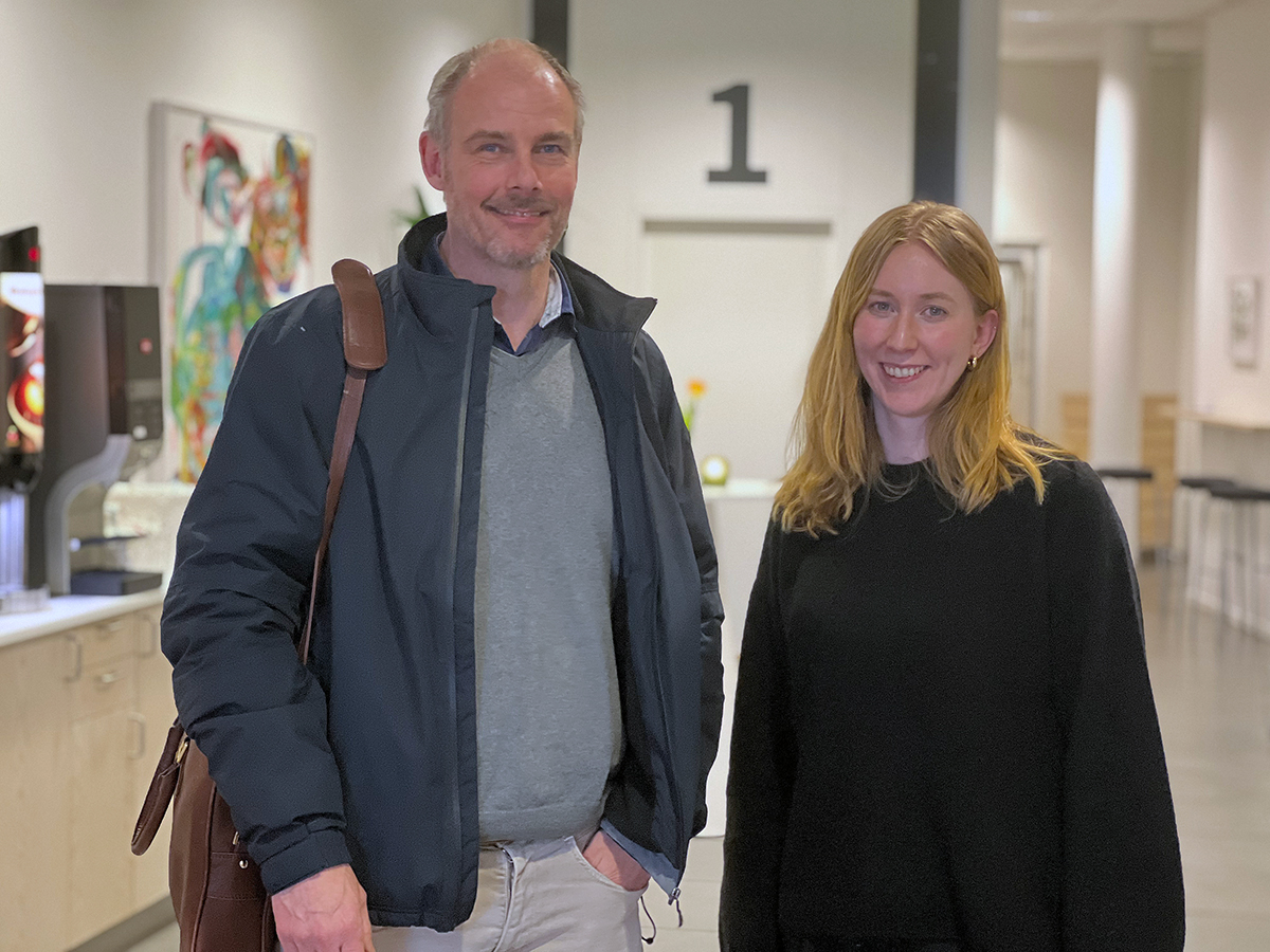Thorbjörn och Emma ler mot kameran.