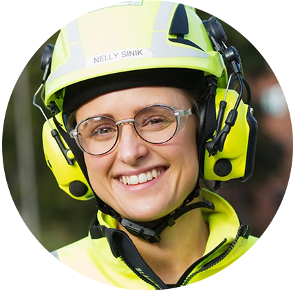 Nelly Sinik – glad kvinna i bygghjälm, hörlurar och glasögon