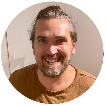Erik Wallander – glad man med skägg och t-shirt.