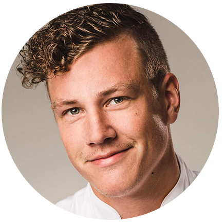 Thomas Sjögren – man med lockigt kortklippt hår och vit kockskjorta