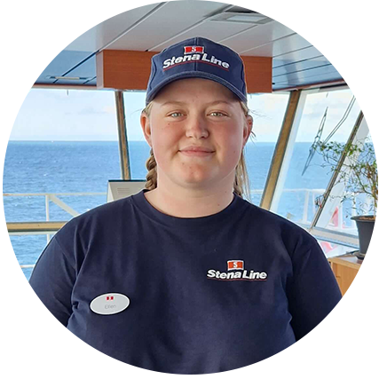 Ellen ler mot kameran. Hon har på sig en keps där det står "Stena Line" på.