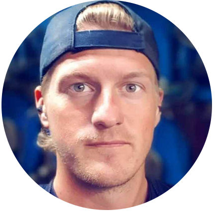 Anton Strömblad ler mot kameran. Han har på sig en keps bak och fram och har en svart t-shirt på sig