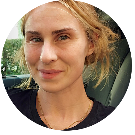 Jessica Thiel – glad kvinna med blont uppsatt hår och svart t-shirt.
