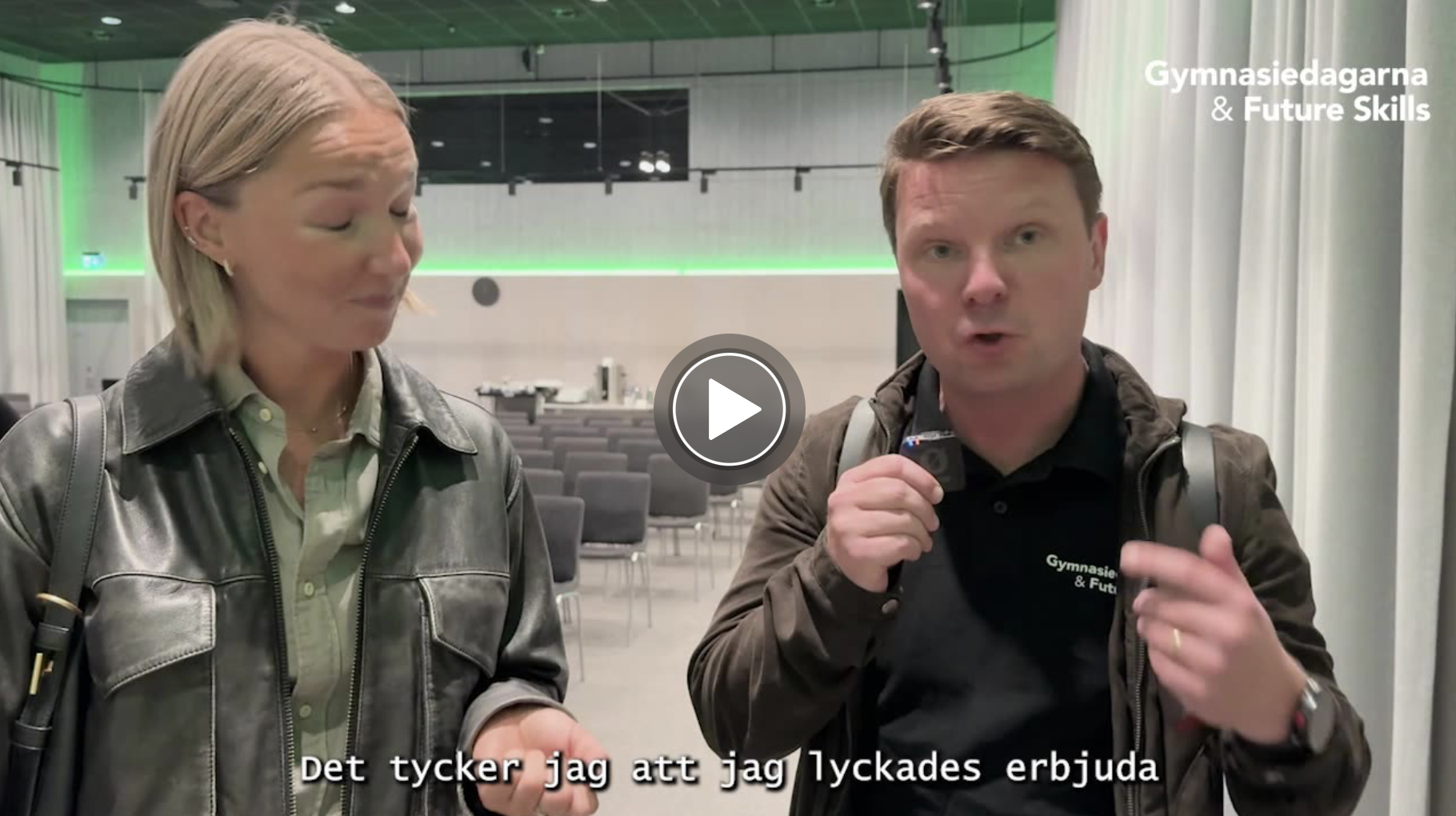 Man och kvinna intervjuas