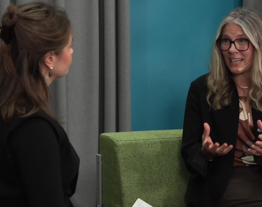 Två kvinnor i ett samtal på en scen